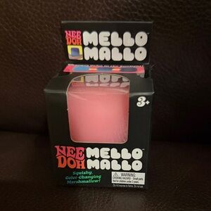 Mello Mallo Pink Color-Changing Squishy Marshmallow Toy
